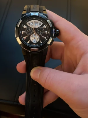 Cerruti 1881 svart kronografklocka - !!PRIS KAN DISKUTERAS!!                                  Helt ny kostar runt 2500kr. Snygg svart kronografklocka från Cerruti 1881 med detaljer i silver och vit urtavla. Klockan har flera subdials, robust boett och svart gummiband med märkets logga. Perfekt accessoar för dig som gillar sportig och modern stil men batteriet funkar inte behöver bara bytas och har inte låda.