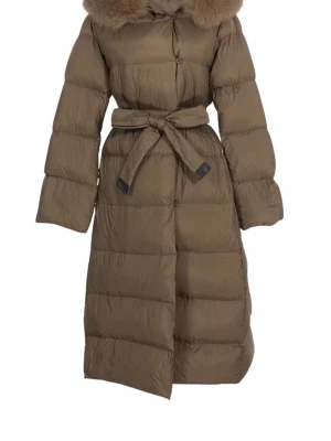 Lång brun dunjacka med pälskrage Feminina of sweden - Snygg lång brun dunjacka med bred pälskrage och knytskärp i midjan.  Den är från feminina of sweden . Orginalpris 3899. Jackan är använd enstaka gånger och i ny skick.