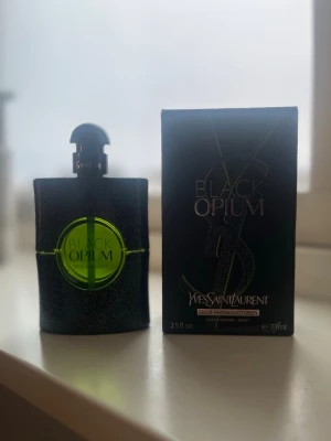 Parfym Black Opium - Säljer min Yves Saint Laurent Black Opium Illicit Green 75 ml.  Parfymen är använd en gång och är i princip helt ny. Kartongen följer med. Nypris i butik ligger runt 1 200–1 400 kr.  Pris: 850 kr (kan diskuteras vid snabb affär). Finns i Västerås. Kan mötas upp eller skickas mot frakt.  Hör av dig vid intresse!