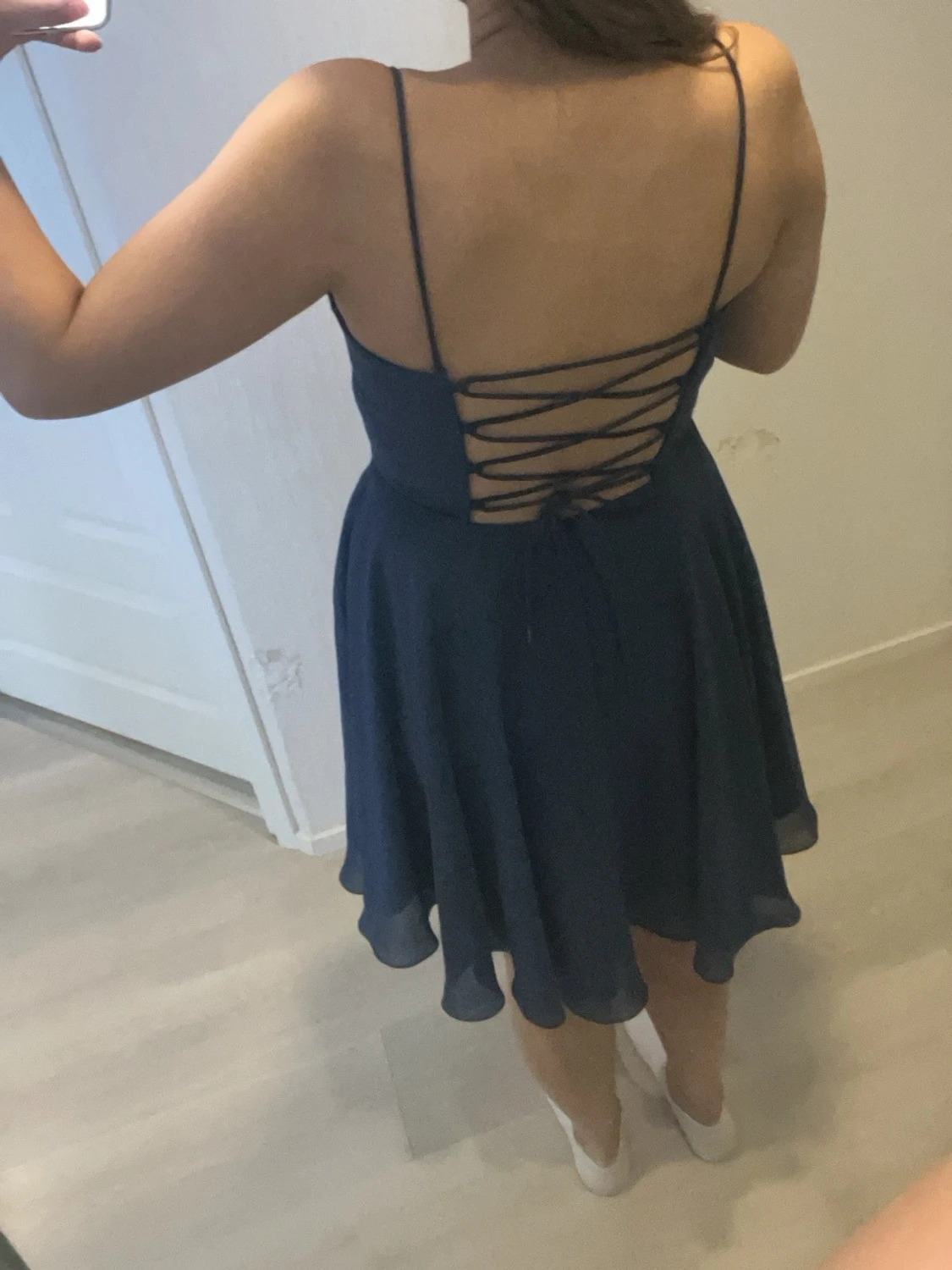 Marinblå kort klänning med snörning - 6