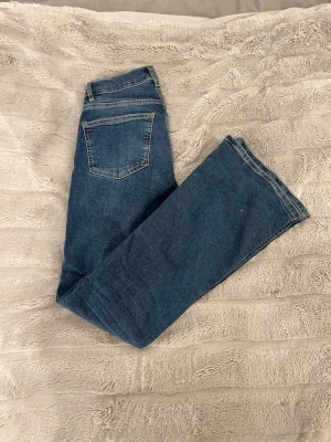 Blå bootcut jeans - Gina tricot - Snygga blå bootcut jeans med klassisk femficksdesign och utsvängda ben. 💝Jeansen har en medelhög midja och är tillverkade i ett stretchigt denimtyg. Perfekta jeans för en trendig och avslappnad stil för alla tillfällen!! 💓💓🙌