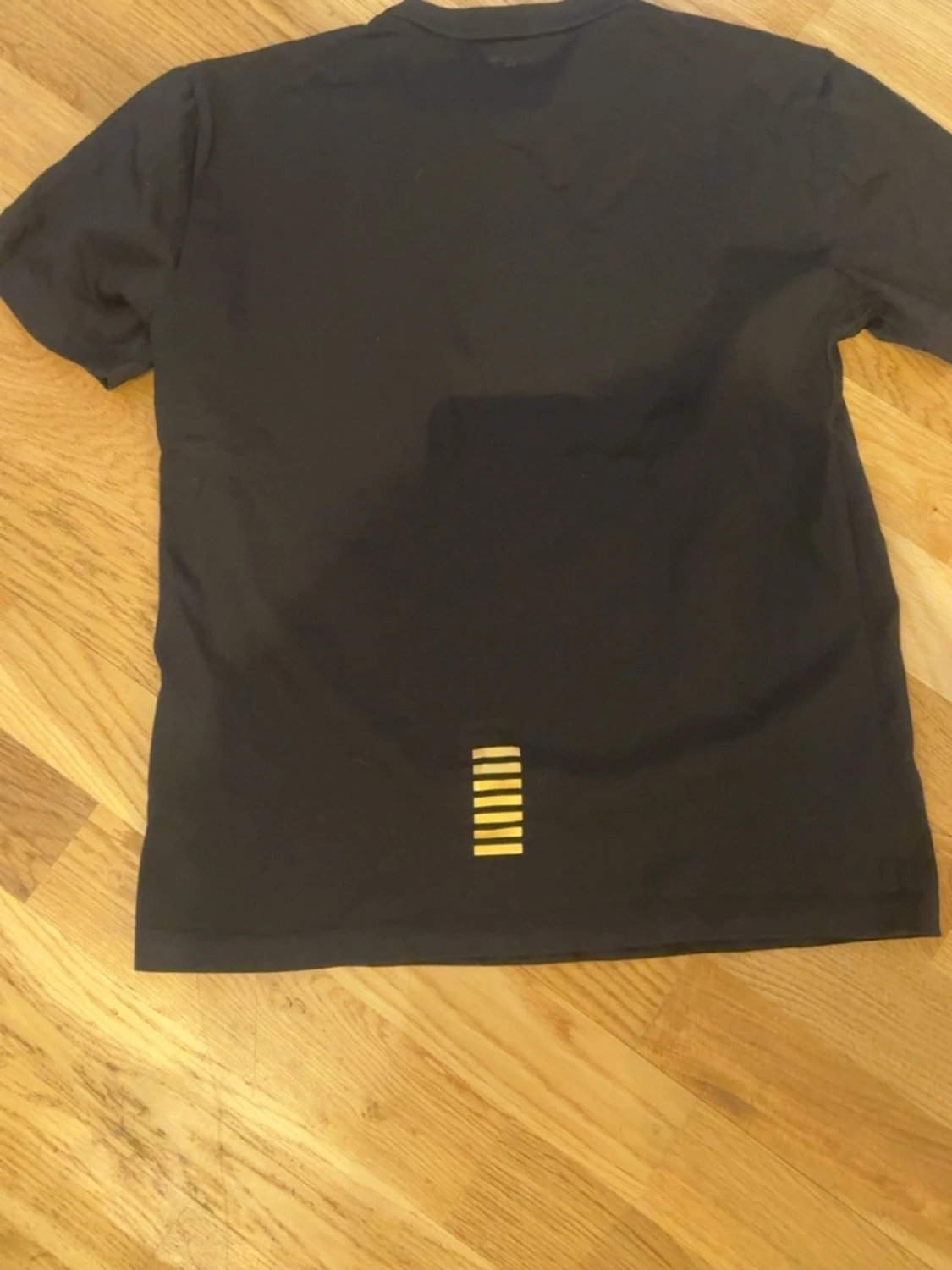 Svart EA7 t-shirt med guld logga - 1