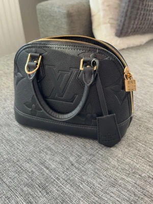 Svart väska med lås och nyckel - Jätte fin väska som är använd fåtal gånger så inget fel på den, skriv för mer frågor