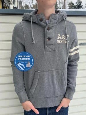 Abercrombie hoodie - Tja! Säljer nu denna sjukt snygga abercrombie hoodie som är vintage. Skick 9/10 som ny utan defekter. Modellen är 185 och väger 71kg men passar allt mellan 180-190. Hör av er vid funderingar!