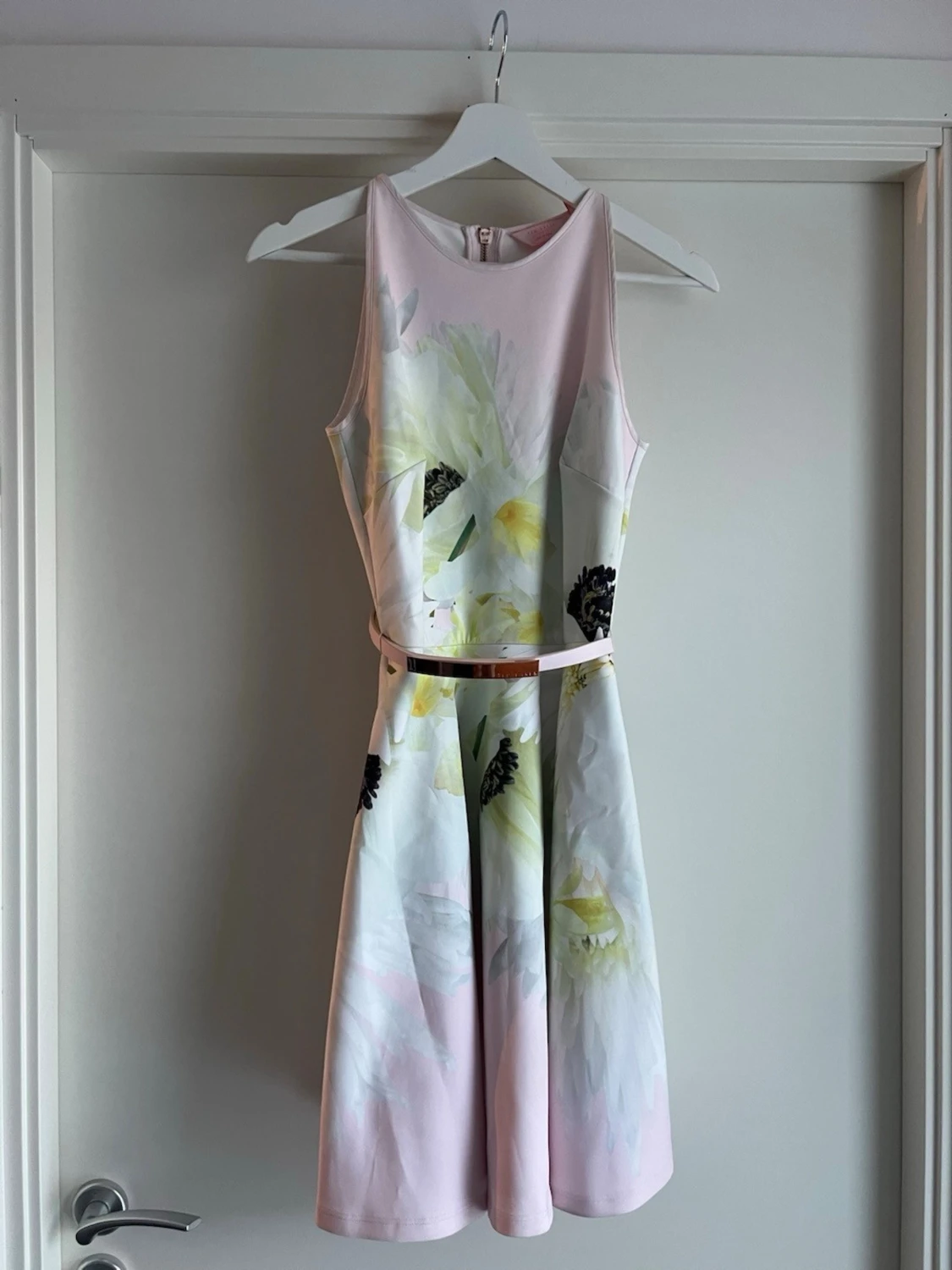 Ljusrosa blommig kortklänning Ted Baker