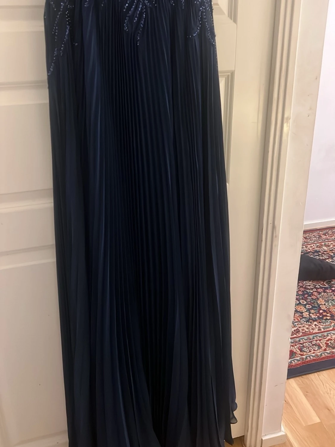 Marinblå långklänning med pärlor - 1