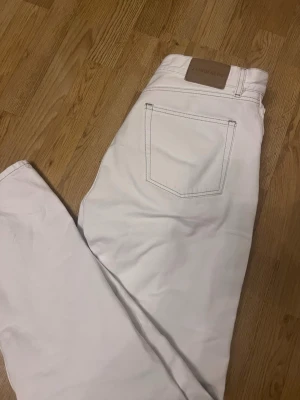 Straight leg jeans J.Lindeberg - Säljer ett par vita jeans från J Lindeberg me raka ben och klassisk femficksdesign. Jeansen har en snygg och stilren design med bra passform och de är i storleken 33/34