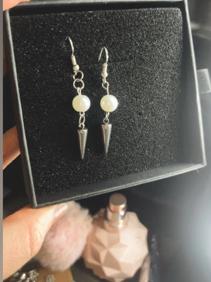 Silvriga örhängen med pärldetalj - Silvriga Stockholmsstil örhänge !