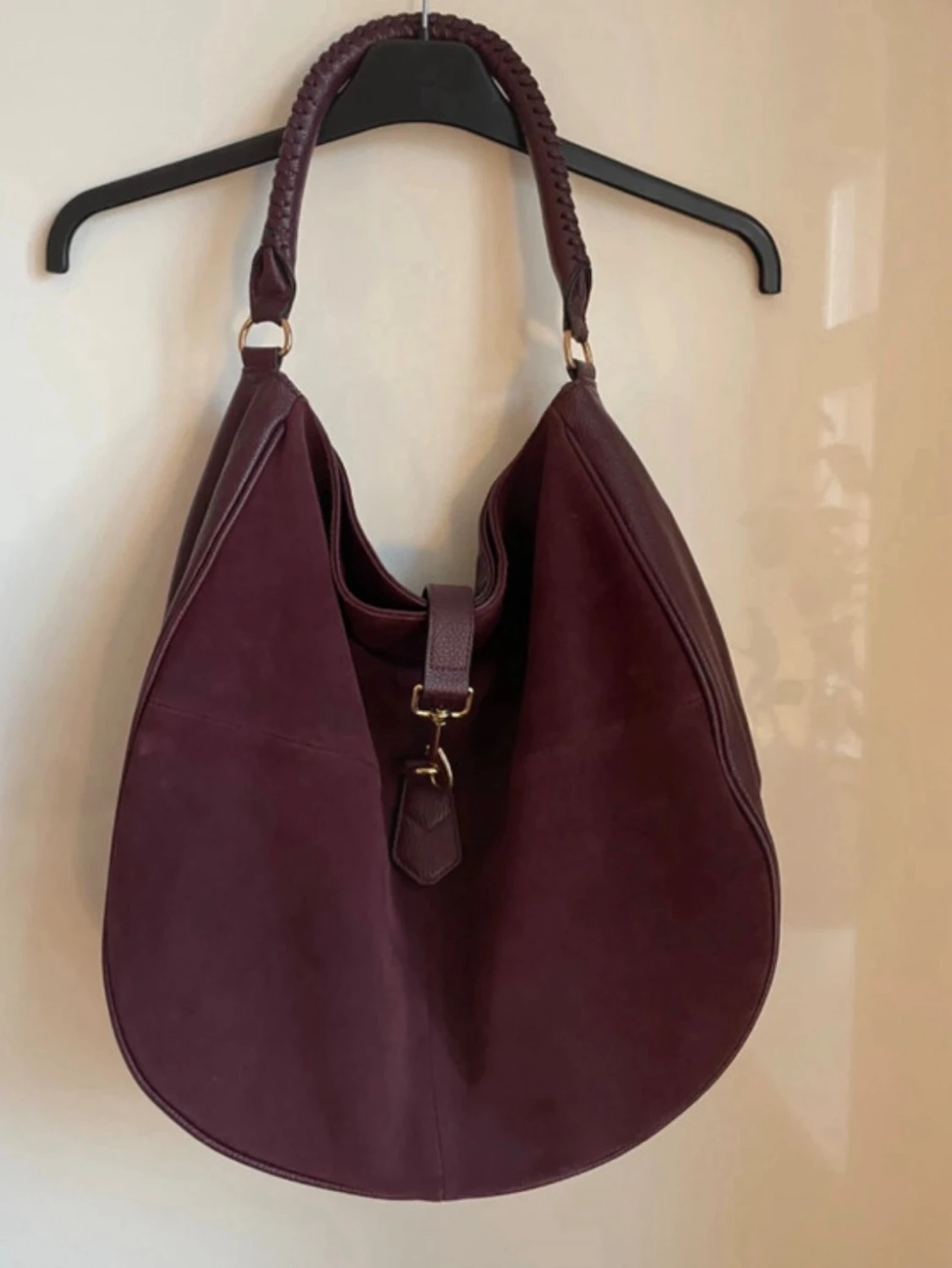 Vinröd axelväska i mocka