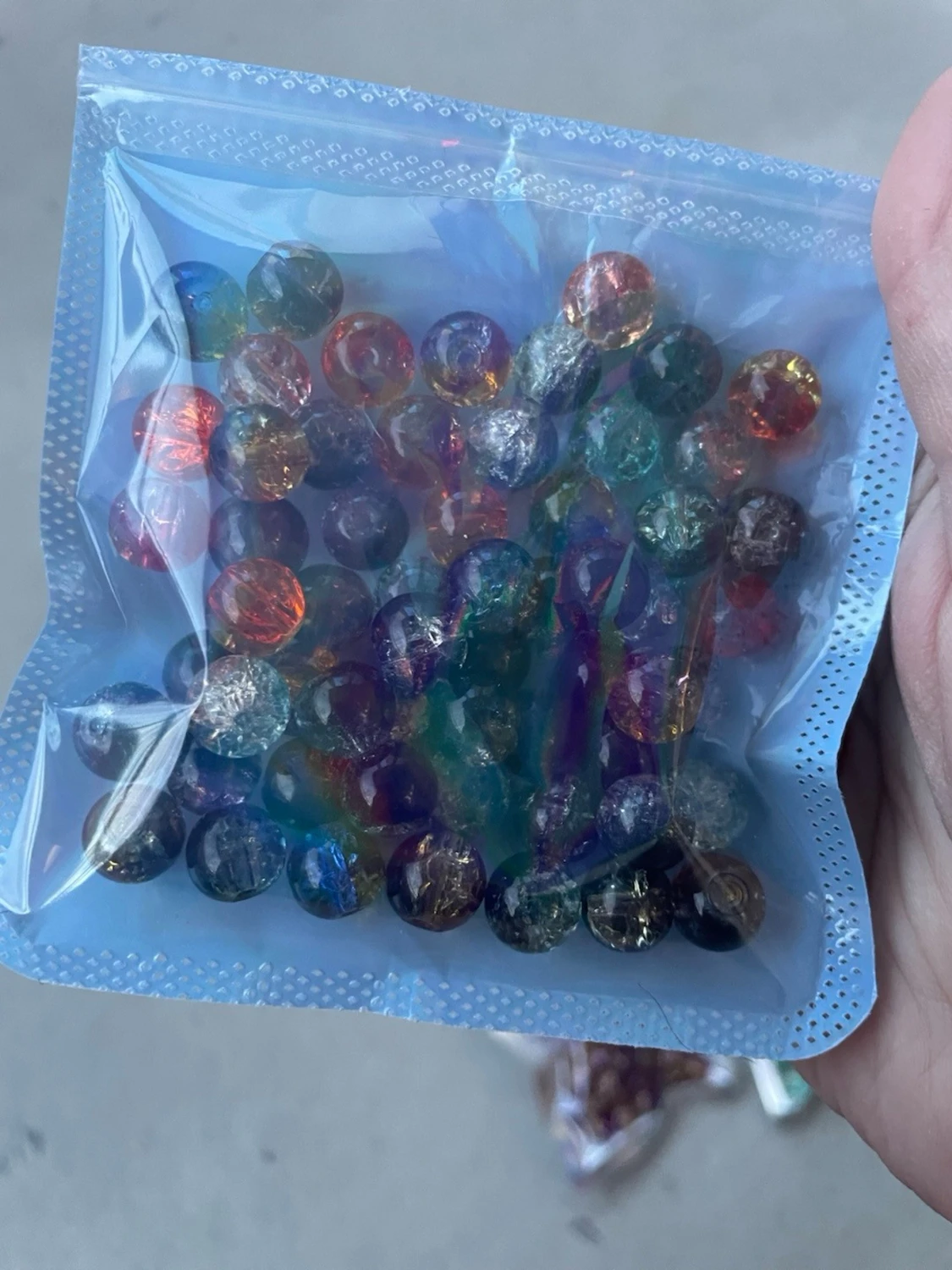 Flerfärgade glaspärlor i påse