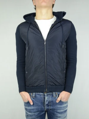 Massimo Dutti cardigan  - MASSIMO DUTTI HYBRID CARDIGAN Storlek : S Passform : Normal Användning : Jackan är i ett väldigt fint skick utan defekter Nypris : Cirka 1400SEK Modellen på bilen är 182CM och väger 78KG