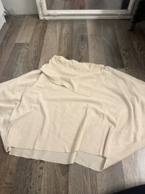 Beige polotröja från Zara - Säljer en beige tröja från Zara i mjukt, tunt stickat material. Tröjan har en avslappnad passform.