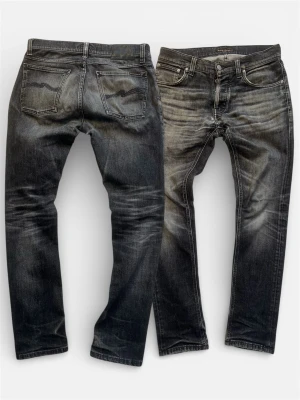 Nudie Jeans Grim Tim 31/32 - Tja! Säljer nu dessa sjuuukt feta jeansen från Nudie. De är i storlek 31/32, och är i den populära modellen Grim Tim (lappen är dock utsuddad). De har en riktigt najs slim/straight passform. Jeansen har den fetaste tvätten och de fetaste fadsen! Mått 📏:  Midja: 41 cm.  Längd: 104 cm.   Hör av dig om du undrar något!