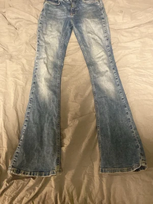Blå bootcut jeans med slitningar - Blåa bootcut jeans från Gina. Skit snygga och stretchiga. Lite slita längst ner men inte jätte tydligt. Säljer för att dom är för korta i längden💗💗
