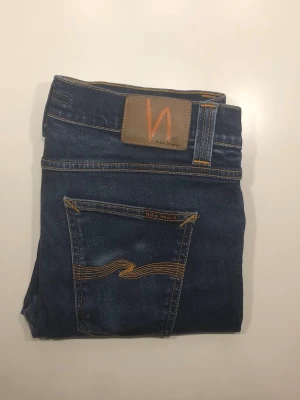 Nudie jeans 👖  - Säljer ett par mörkblå jeans från Nudie! Storlek: W31 L32 (Bild 4) Modell: Lean Dean (Bild 5/sista) Nypris: 1600kr, mitt pris: 399kr, inga defekter och skriv gärna vid funderingar, priset går att diskutera! 