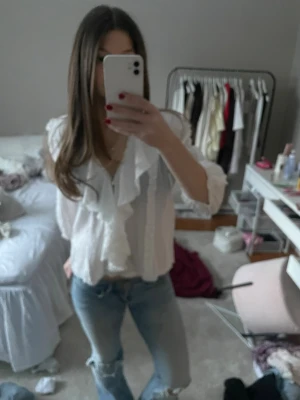 Vit volangblus från Zara - Supersöt vit blus från Zara med volang. Blusen har trekvartsärm och känns luftigt. Perfekt för dig som letar efter nåt fint till sommaren. Aldrig andvänt för den är tyvärr för liten.