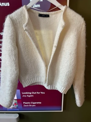 Vit fluffig kofta från Mango - Mysig vit kofta från Mango