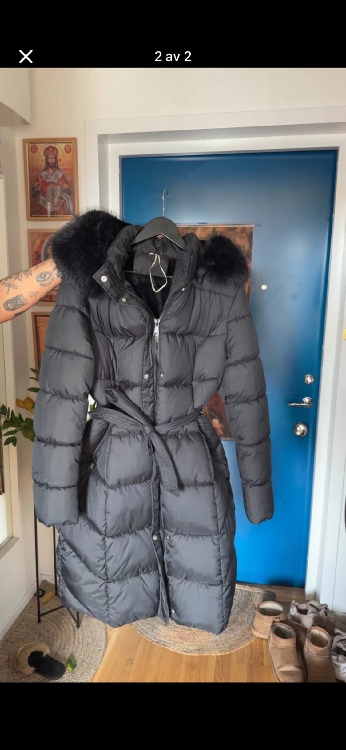 Svart lång pufferjacka med päls - 1