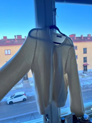 Vit kofta med knapp  - Vit kofta med knapp