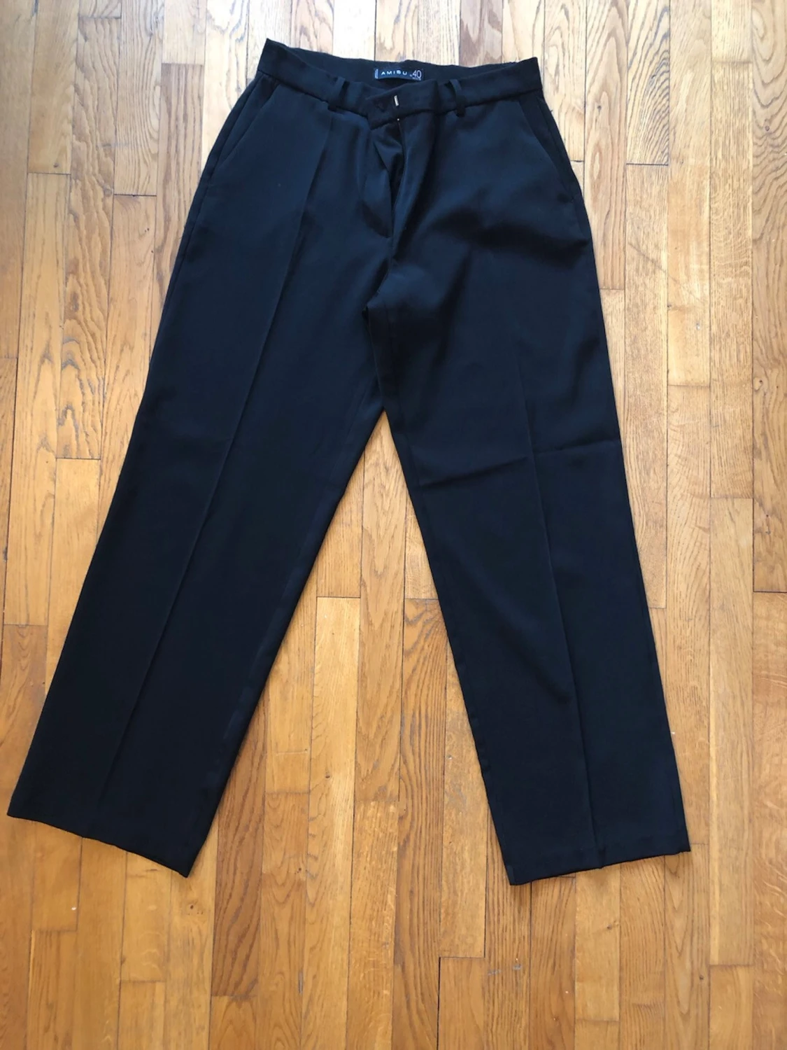 Svarta vida kostymbyxor