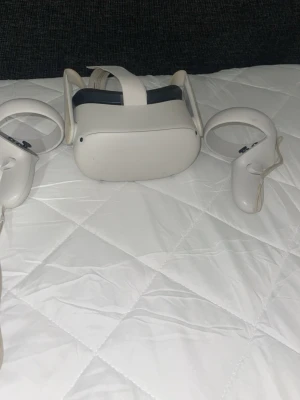 🎮 Meta Quest 2 VR-headset med kontroller - Säljer ett Meta Quest 2 i bra skick. Komplett med två handkontroller och originalrem. Allt fungerar som det ska.  ✔️ Trådlöst VR-headset ✔️ Två originalkontroller ingår ✔️ Laddkabel medföljer ✔️ Redo att användas direkt  Perfekt för VR-spel, träning och upplevelser i virtual reality. Billigaste meta quest 2 i hela plick!!!!! 💬 Skriv vid intresse! 
