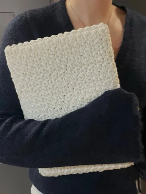 Virkningskit Datorfordral - Virkningskit för att virka datorfodralet Jasmine Case! 💞 I kitet ingår:  - Samtligt garn som behövs (3 nystan kvalitativt bomullsgarn)  - Virknål 3,5 mm  - Pappers- och videoinstruktioner.  Datorfodralet finns i färgerna: Mörkblå, brun och vit. 