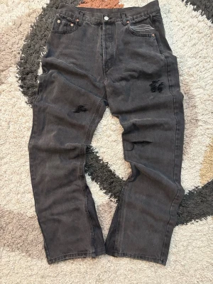 Levi’s 501 Remade - Säljer ett par Levi’s 501 som jag sytt om och gjort till bootcut samt lagt till detaljer. Skicket e bra men Levi’s lappen på baksidan ser inte så ny ut😁  Storlek: Står L men sitter som W32 L31-32 (Utgå helst utifrån måtten)  Laid out liggandes (Mått) Midja: 40 cm Längd: 109 cm Nedre bredd (Vid benslutet): 24-25 cm  Kondition: 7,5/10  Fraktar samma eller dagen efter😁✅ 