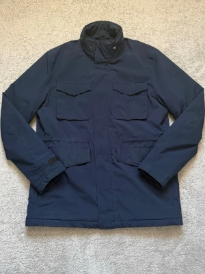 J.Lindeberg jacka - Säljer en riktigt snygg J.Lindeberg jacka i storlek L. Den är i mycket bra skick och är perfekt nu till våren. Hör av er vid frågor🙌