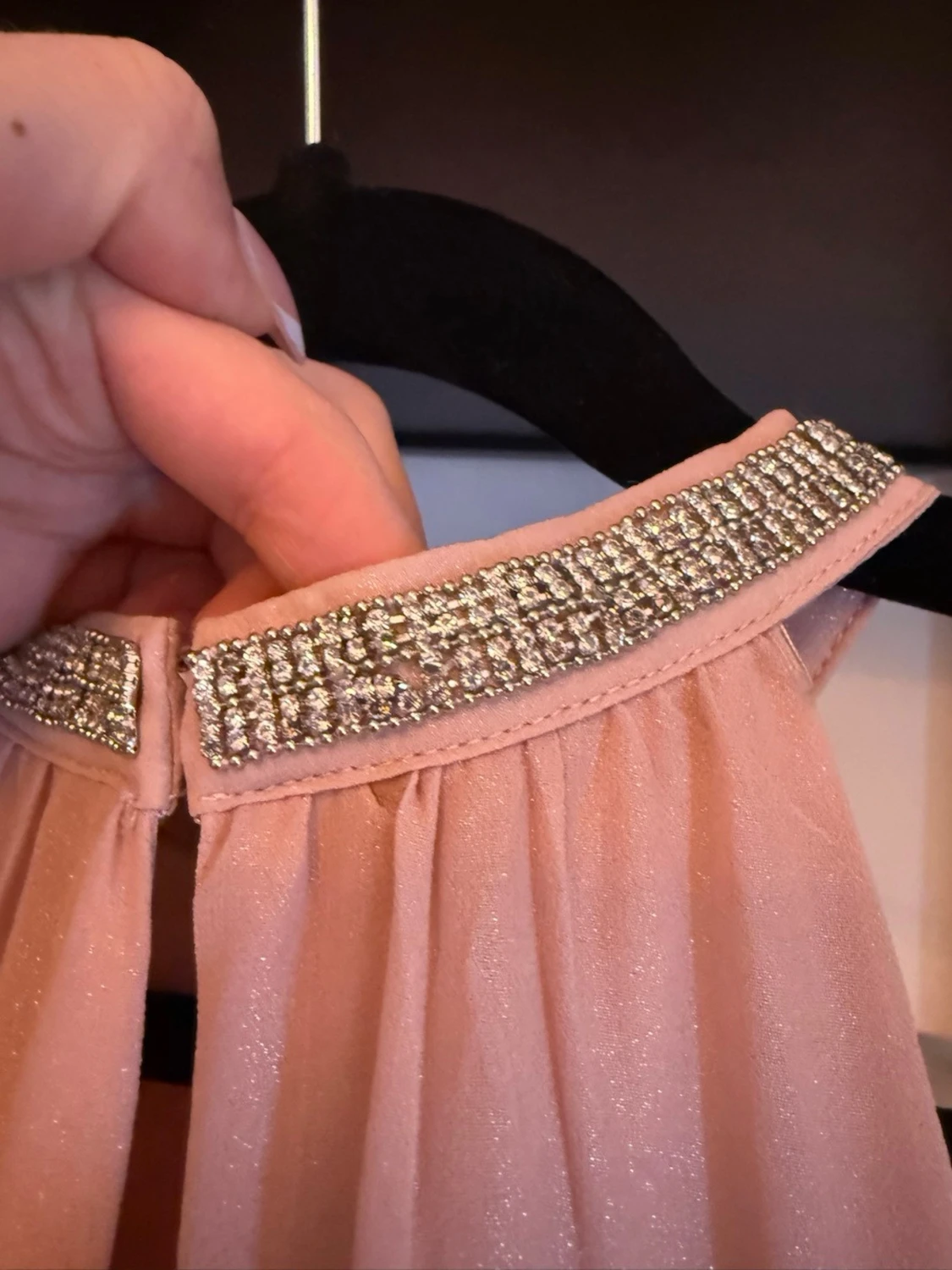 Ljusrosa klänning med strassdetalj - 4