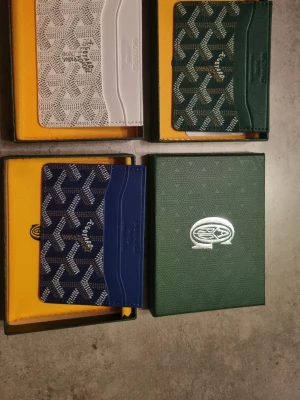 G4yard korthållare i grönt, blått och vit - Snygga korthållare från G4yard i klassiskt mönster. Finns i grönt, blått och vitt med kontrasterande detaljer. Tillverkade i canvas och läder med flera kortfack. Perfekt för dig som vill ha en exklusiv och stilren accessoar med ikonisk logga.