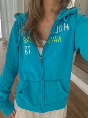 Hollister zip - En zip från Hollister i storlek L. Jag fraktar inom 24h, frakt med PostNord prioriteras. Se liknande  plagg i min profil!