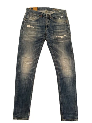 Dondup jeans  - Ett par feta grischiga Dondup jeans i storlek 31 och färg blå. Skick 8/10, sparsamt använda smått tecken på användning. Kom dm för fler frågor osv!