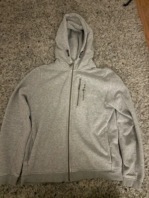 Ljusgrå zip hoodie från Peak Performance - Tröja bra skick bara en fläck ”se sista bilden” man ser inte det i verkligheten när man har den på