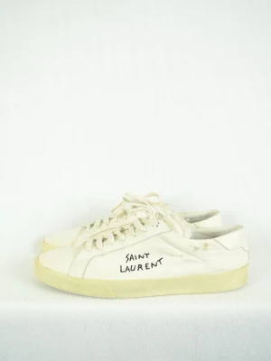Saint Laurent sneakers  - SAINT LAURENT Storlek : 45 Passform : Normal Användning : Skorna är i ett väldigt fint skick utan defekter ( slitet i designen från början ) Nypris : Cirka 6000SEK