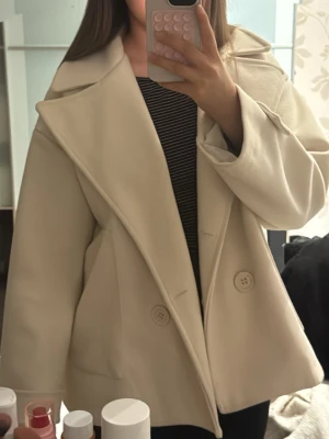 Vit kappa med bred krage - Säljer min superfina kappa från design by si perfekt nu till vädret!!!💕💕