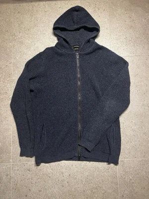 Mörkblå stickad hoodie Massimo Dutti - Längd: 69cm Midjebredd: 47cm Armlängd: 66cm Axelbredd: 45cm Storlek: XL (Sitter som en L)