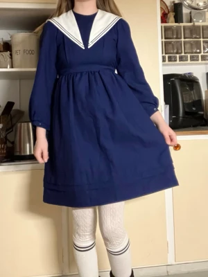 Klänning - Superfin men passade inte. Finns slitage och små fläckar på vissa ställen, syns inte tydligt däremot. Ganska skrynklig. Köptes för 500 spänn i sämre skick men behöver bli av med den!