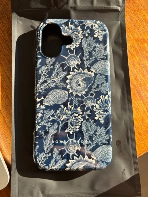 iPhone 17 skal - Snyggt mobilskal i hårdplast från Roar Sweden. Har MagSafe funktionen. Aldrig använt pga fel modell. Nypris 500kr