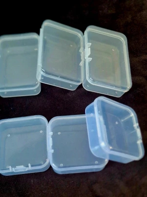 Små genomskinliga plastlådor Bundle - Säljer flera små, fyrkantiga förvaringslådor i genomskinlig plast. 3st 5x5x2 cm 3st 5x7,5x2 cm  Perfekta för att organisera småprylar som smycken, pärlor eller andra tillbehör. Lådorna har lock med enkel snäpplåsning och är lätta att stapla.