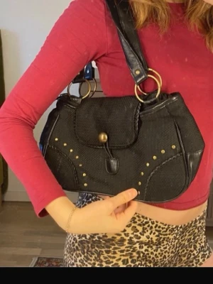 Väska med guld detaljer - Söööt