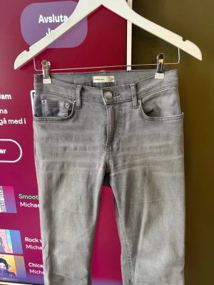 Grå bootcut jeans från Gina Tricot  - Säljer mina gråa jeans från Gina tricot, super fina jeans men får för lite användning. Inga tecken på användning utom lite längst ner vid fötterna 