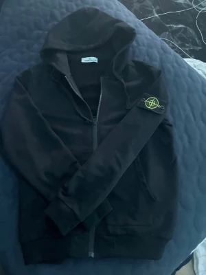 Stone island zip up - Stone island zip i storlek L, helt ny och oanvänd 