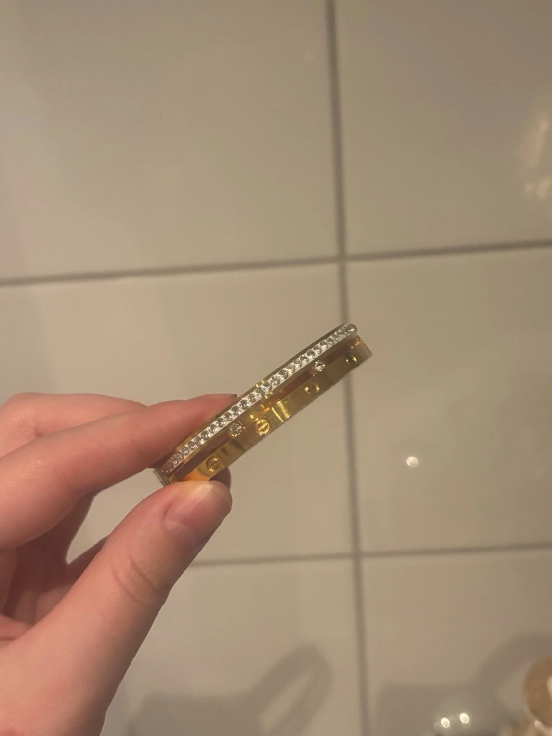 Guldigt armband med stenar