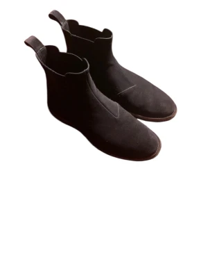 Bottega Veneta Chelsea Boots - Stilrena svarta Chelsea boots i mocha från bottega veneta, storlek 42,5 sjukt snygga och är perfekta nu under vintern! Hör av er för fler frågor!