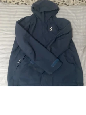 Mörkblå jacka. - En jacka i mycket bra skick som är använt i tre månader ny pris på vackan är 2000kr.