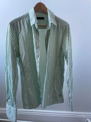 Grönrandig skjorta från Day Birger & Mikkelsen - Grön/vit randig skjorta från DAY i storlek S. Mycket fint skick. Pris kan diskuteras 