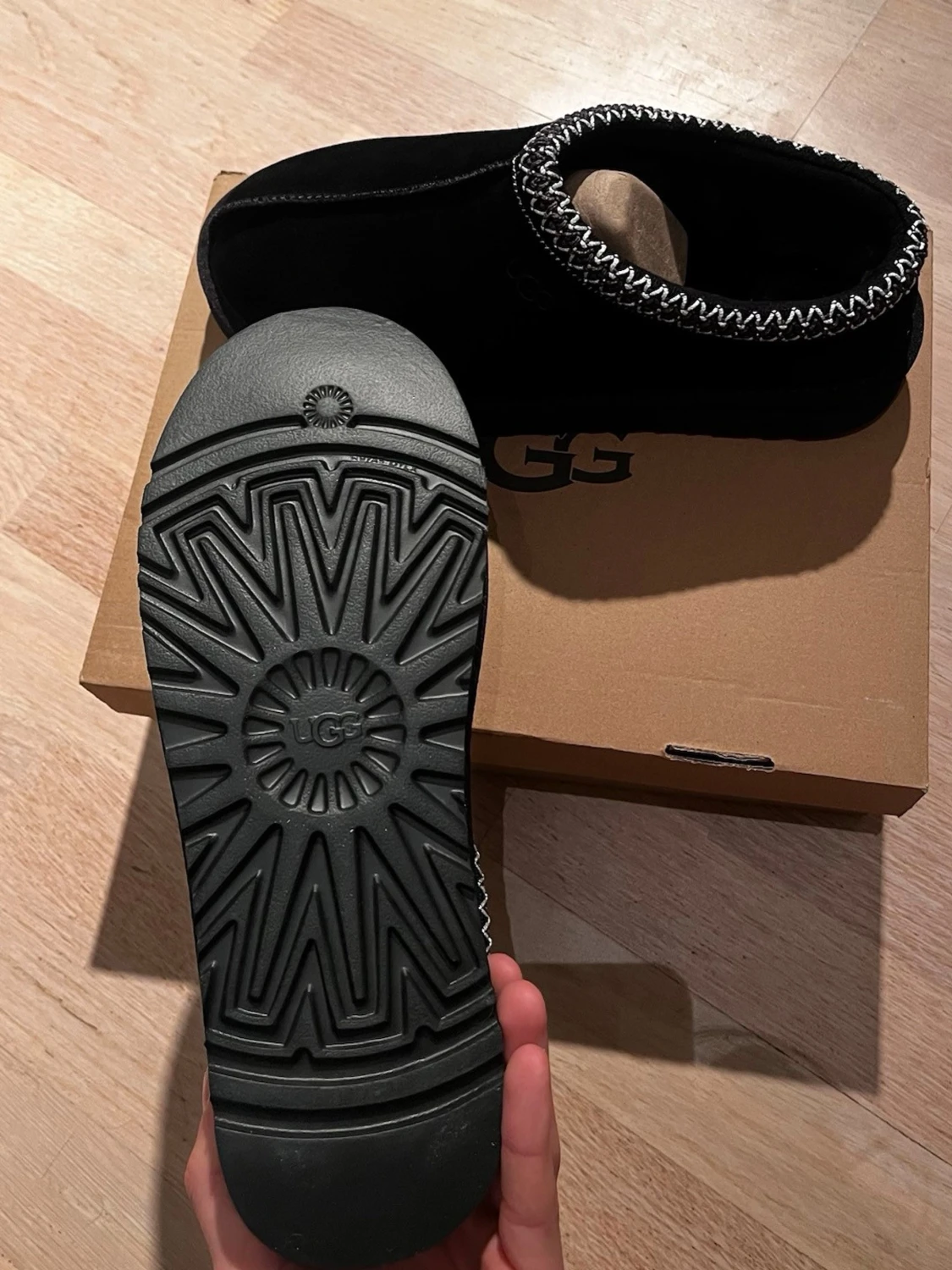 Svarta UGG tofflor med mönstrad kant - 1