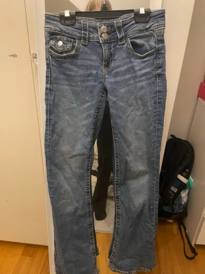 Blå bootcut jeans, Gina tricot  - Säljer ett par klassiska blå bootcut jeans. Jeansen har normal midja och stängs med dragkedja och knapp. Perfekta till vardagslooken och passar till det mesta. Har blivit för små men älskar byxorna, de sitter perfekt i midjan och fina i längd!!❤️