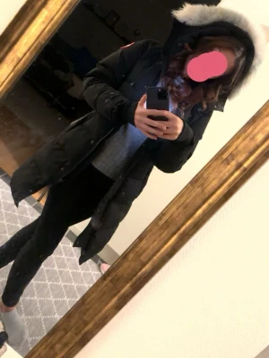 Canada Goose jacka dam  - Hej! Säljer min fina fina Canada goose jacka lång i färgen svart! Har ej kvitto men jackan är äkta!!! Dragkedjan är bytt och kemtvättad, väl omhändertagen 😊Pris kan disskuteras men har ingen stress att bli av med den så inga skam bud!!