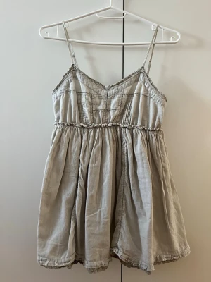 Beige linne - Beige linne med broderade detaljer 